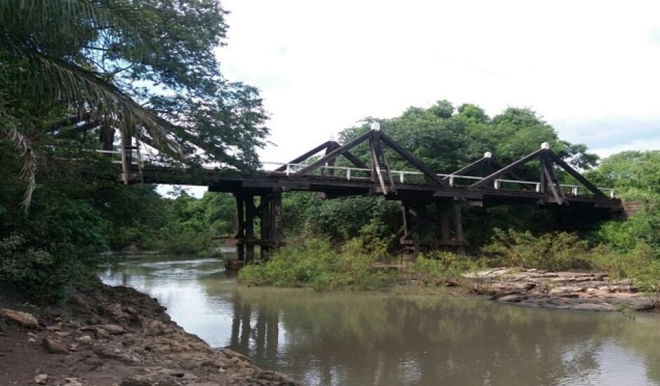 Antiga ponte de madeira sobre o rio Aquidauana, que foi derrubada pela chuva