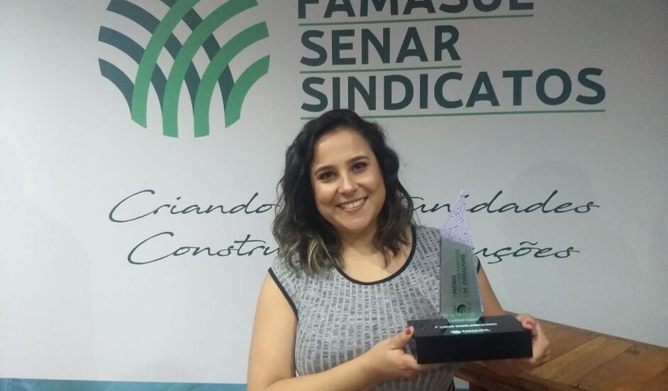 Gabi Couto, repórter da rádio CBN Campo Grande, é a vencedora do Prêmio Famasul de Jornalismo.