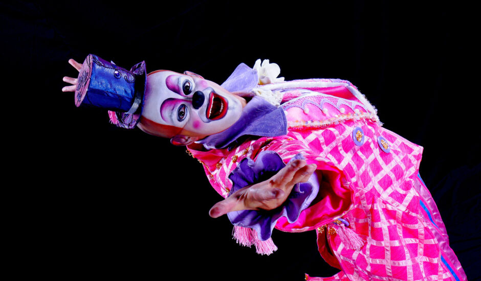 Marcos Casuo caracterizado como artistas dos espetáculos do “Cirque Du Soleil”