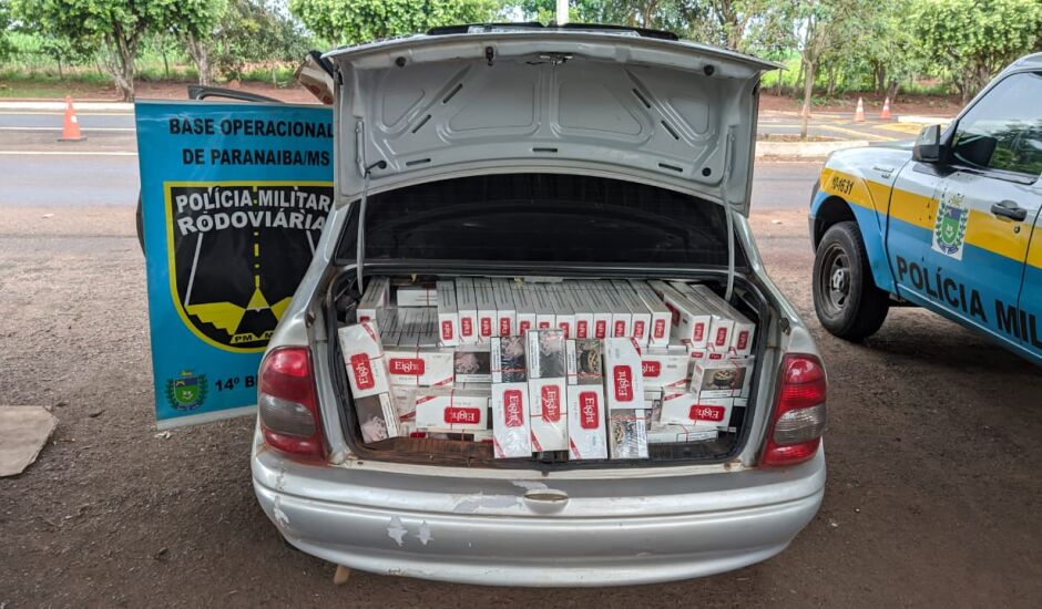 Dentro do carro estavam 33 pacotes de cigarros oriundos do Paraguai, pelo serviço o homem receberia R$2mil