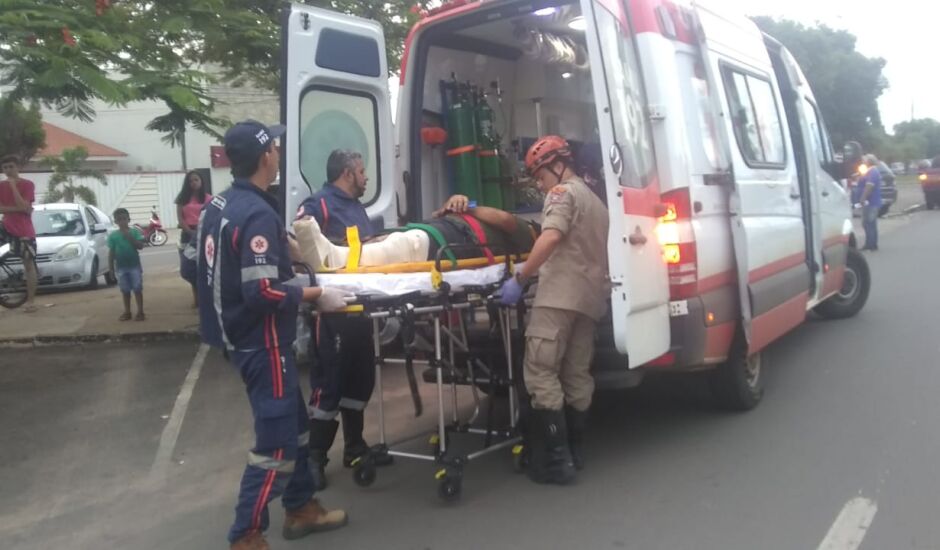 Bombeiros e Samu resgatam socorrista vítima de acidente entre carro e moto na àrea central
