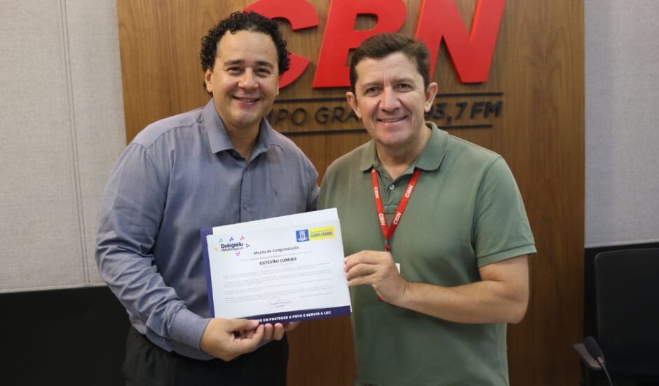 Vereador Delegado Wellington entregou documento ao gestor de jornalismo do Grupo RCN, Otávio Neto