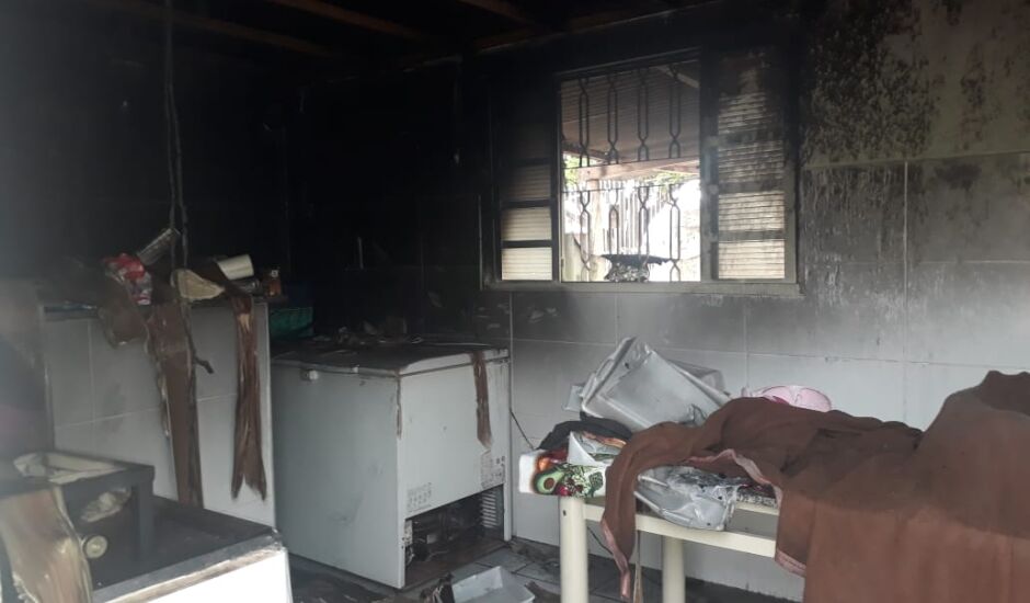 Incêndio em casa no Jardim Cangalha destrói móveis e assusta família