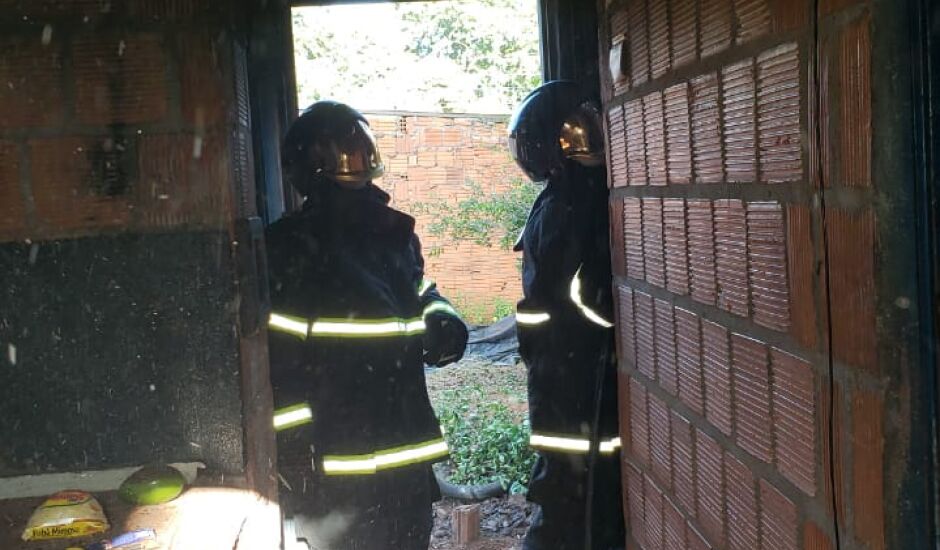 Fogo destroí casa parcialmente e Corpo de Bombeiros foi chamado para combater o incêndio no bairro Vila Piloto