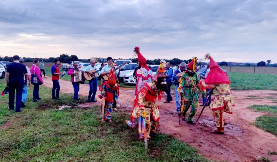 Grupos de músicos, dançarinos e cantores percorrem a zona rural da região