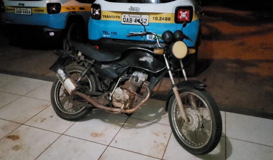 Pelotão do trânsito da Polícia Militar recupera moto rouba