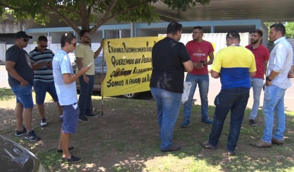 Grupo de trabalhadores fez carreata em manifestação à falta de reconhecimento