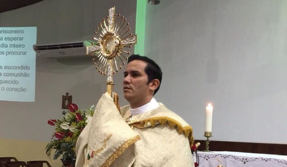 Padre Alessandro Assis, pároco da Mariz Santana, fala sobre o preconceito contra religiões