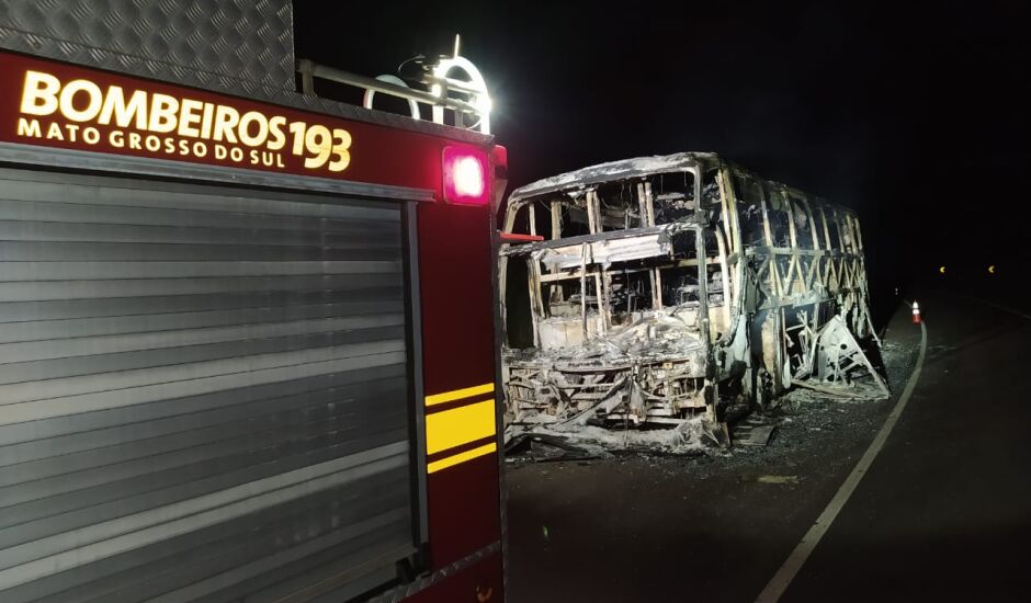 Ônibus estacionado as margens da rodovia BR 262 é destruído por incêndio polícia investiga as causas