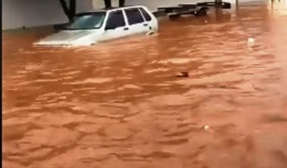 Chuva alaga ruas e avenidas de Três Lagoas