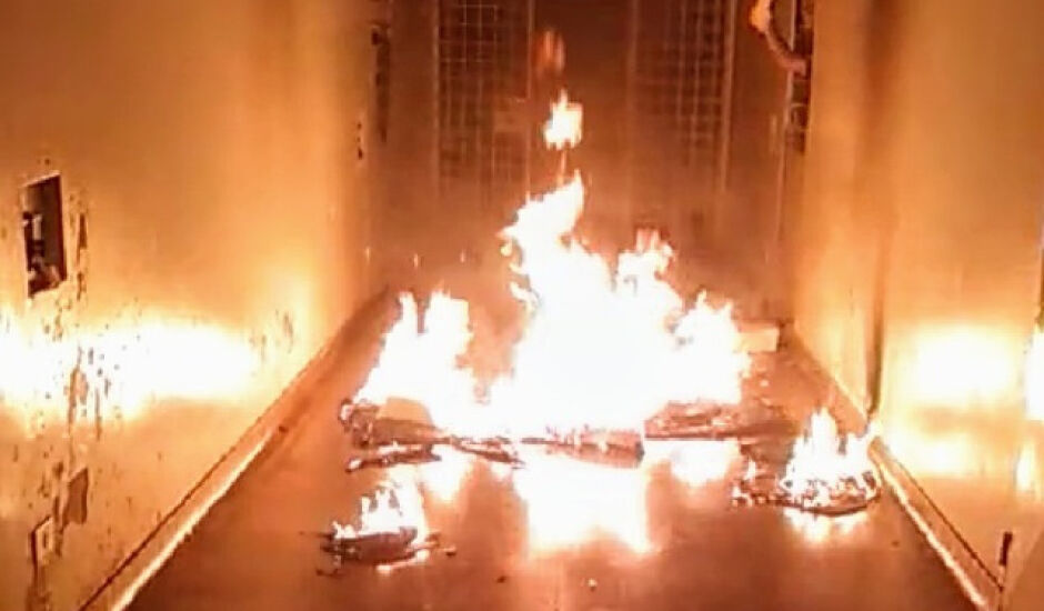Colchões foram incendiados em protesto após endurecimento de medidas