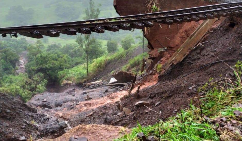 Deslizamento de terra impede passagem de trens de cargas, em Botucatu