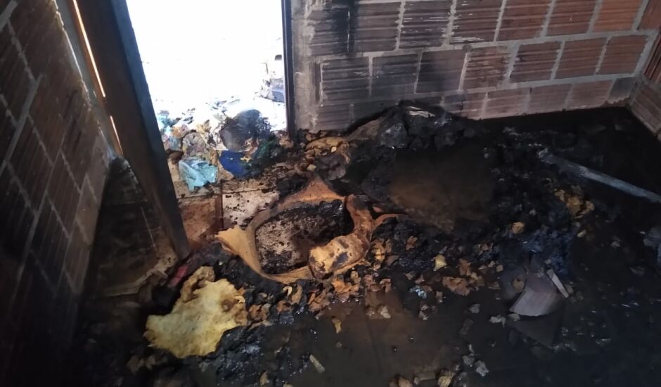 Incêndio destroí móveis e assusta moradores da Vila Piloto não houve feridos