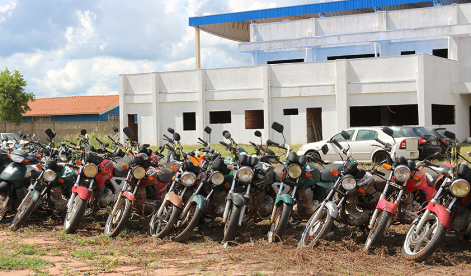 Os veículos, 75 motocicletas e cinco automóveis, estão apreendidos no pátio da agência de Três Lagoas