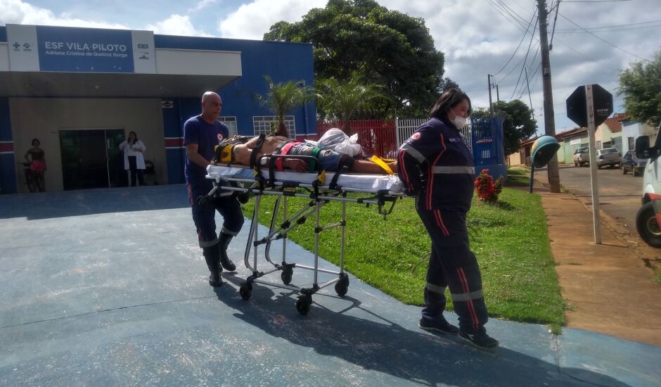 Homem de aproximadamente 46 anos é espancado no bairro Vila Piloto e precisou se abrigar em 'postinho' de saúde para escapar das agressões