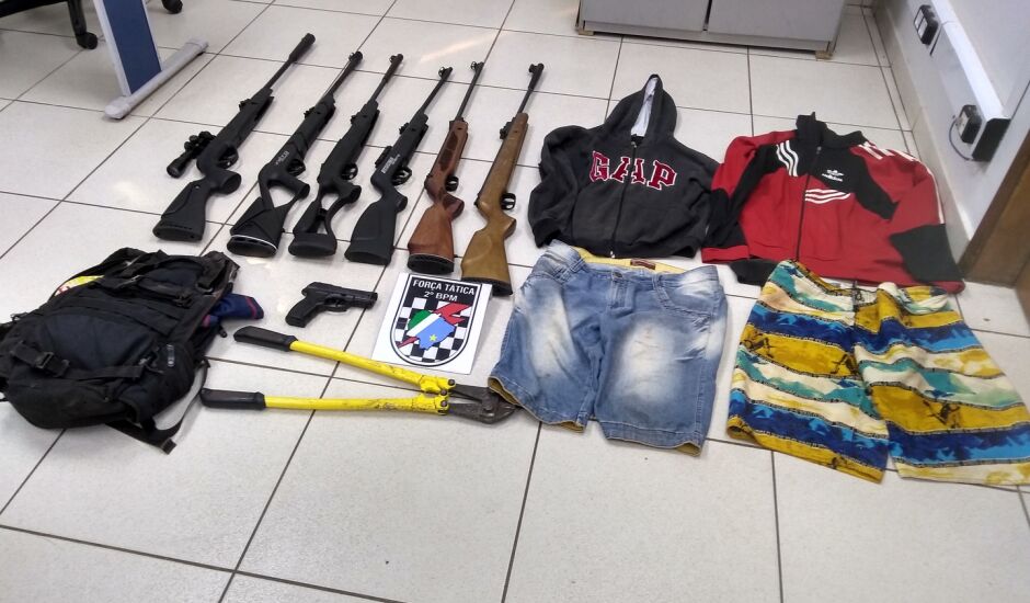 Ação rápida da Polícia Militar recupera armas furtadas em uma loja de caça e pesca