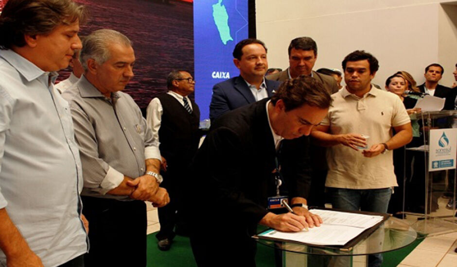 Prefeito de Bataguassu, Pedro Caravina, com o governador Reinaldo Azambuja e o presidente da CEF, Pedro Guimarães, durante assinatura do contrato em setembro do ano passado