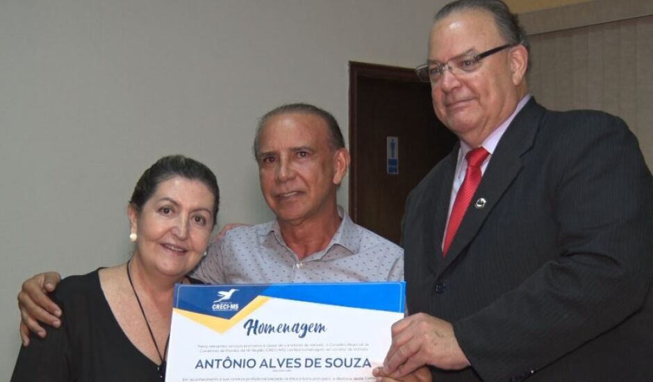 Toninho recebe placa das mãos de Eli Souza, presidente do Creci MS