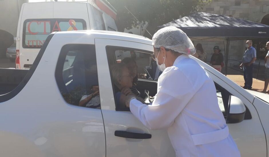 Em Dourados idosos acima de 80 anos puderam ser vacinados dentro dos carros