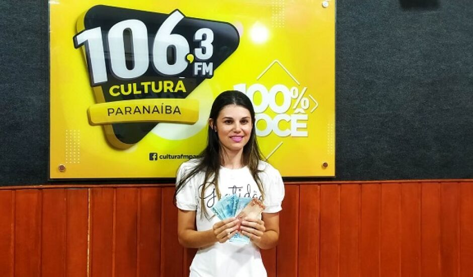 Valéria Fernanda Paixão, 33 anos, ganhadora de dois salários mínimos sorteados pela Cultura FM Paranaíba