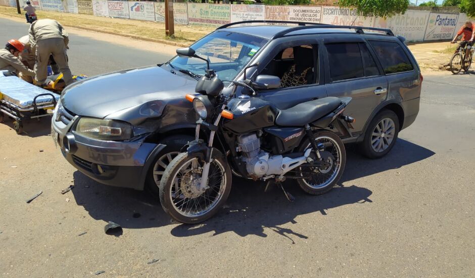 Carro invade preferencial de moto e causa acidente na avenida Antônio Trajano dos Santos no Jardim das Paineiras