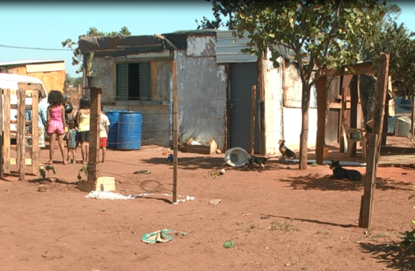 Famílias vivenda em área invadida na cidade de Três Lagoas