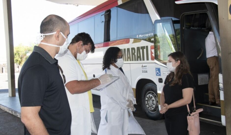Agentes de saúde fazem o controle de chegadas e saídas do município