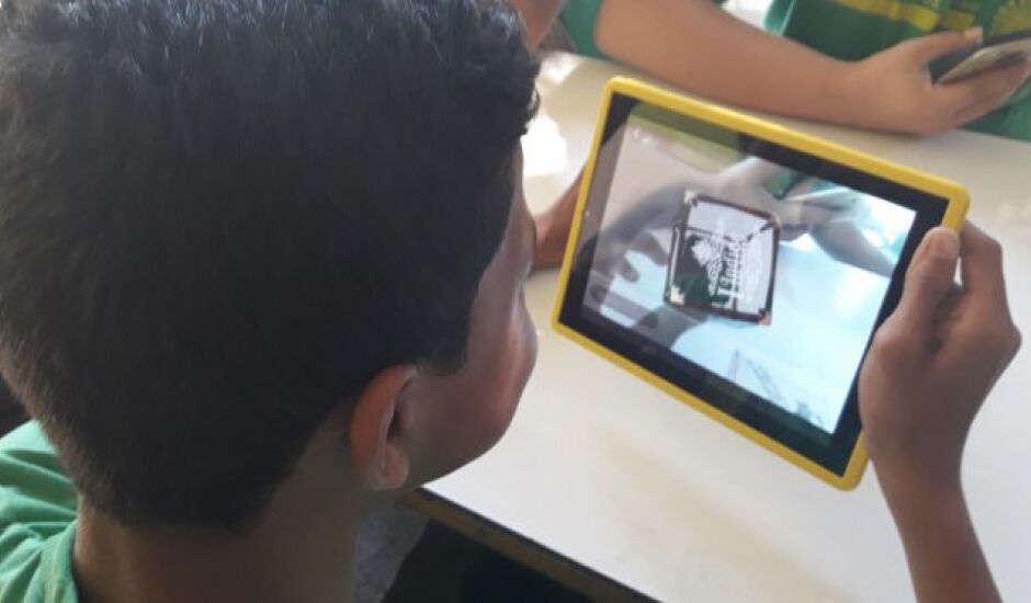 Com alunos em casa, professores adotam tecnologias para manter atividades escolares.