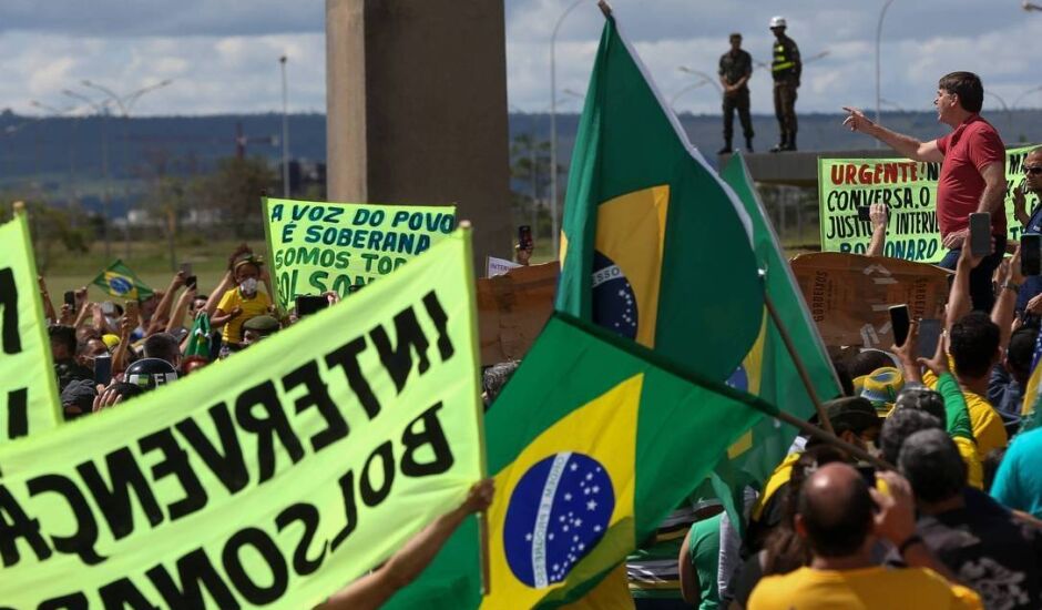 Apoiadores de Bolsonaro pedem o fechamento do Congresso e do STF