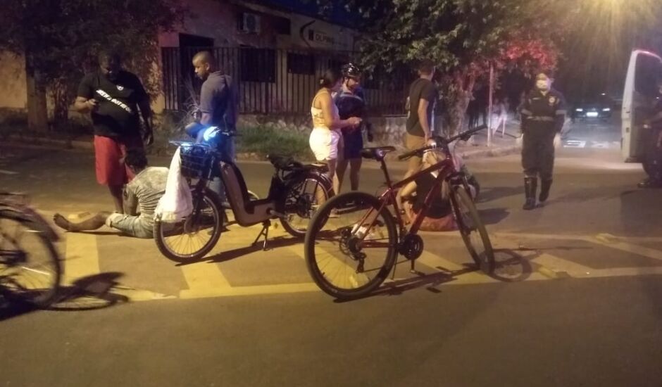Acidente entre bicicleta elétrica e bicicleta comum deixa duas pessoas feridas