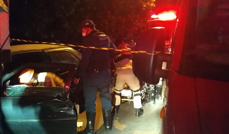Homem é resgatado em estado grave após bater carro na traseira de carreta estacionada