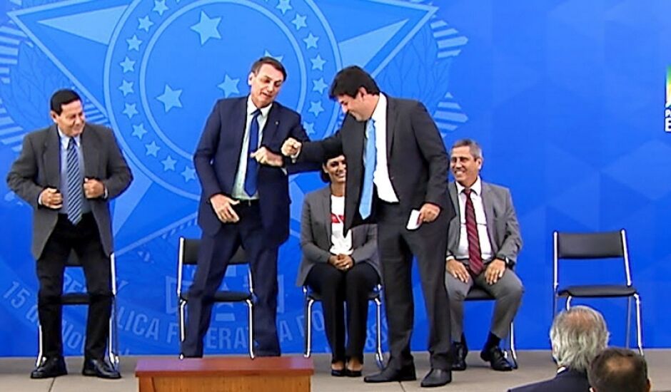 Mandetta e Bolsonaro se cumprimentam tocando os cotovelos