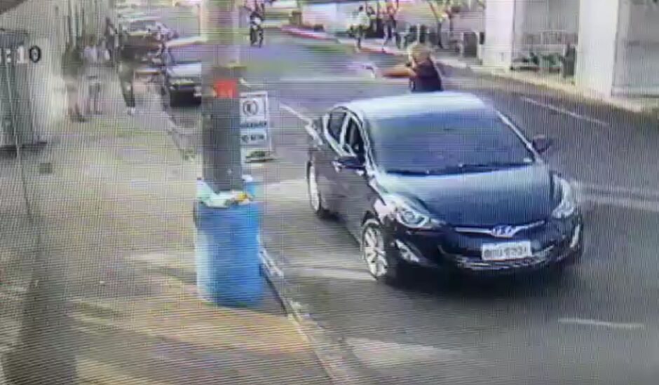 Imagens de câmeras de segurança da conveniência mostram o momento em que o autor faz o disparo