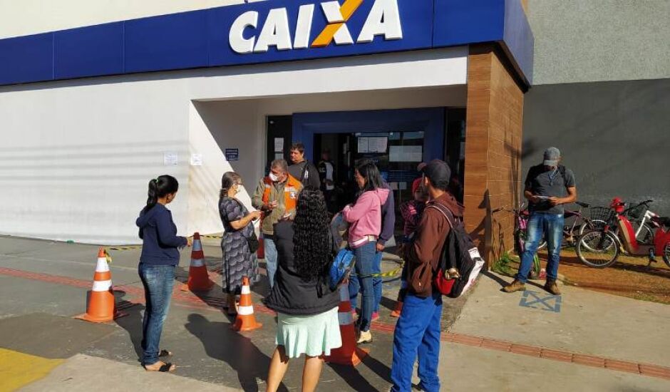 Moradores buscam unidades para saques do auxílio emergencial de R$ 600