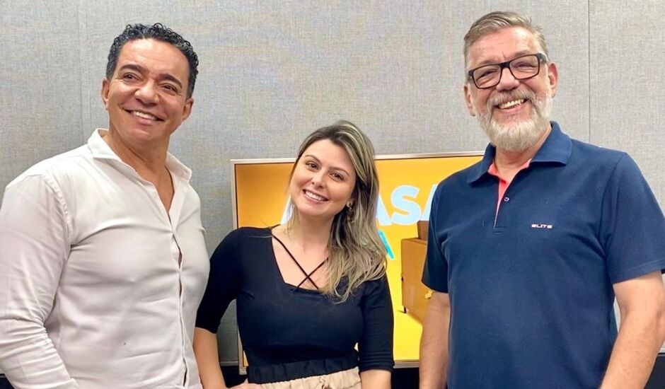 Dinho Costa, Paula Souza e Antonio Luiz (Totó) no estúdio do programa A Casa É Sua