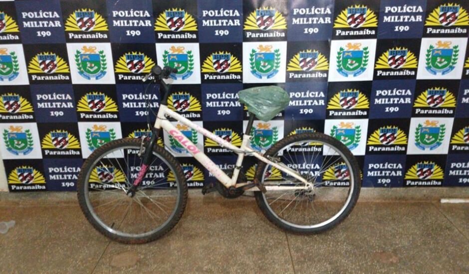 Policiais militares localizaram uma bicicleta abandonada na Rua Marco Antônio Rodrigues de Freitas