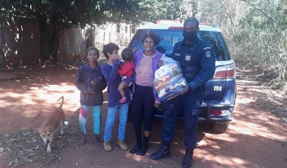 Policiais Militares deram suporte e efetuaram segurança na entrega de cestas básicas arrecadadas por lives e instituições de Paranaíba