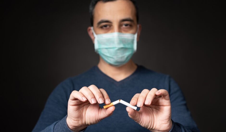 Especialista diz que cada paciente tabagista precisa de cuidados específicos no tratamento contra Covid-19