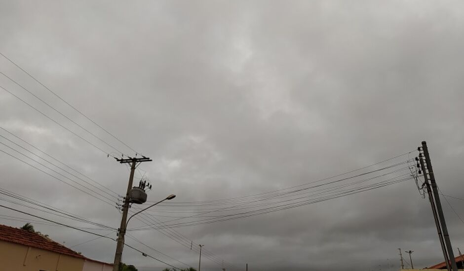 O sábado em Paranaíba amanheceu com clima de inverno e céu encoberto a nublado