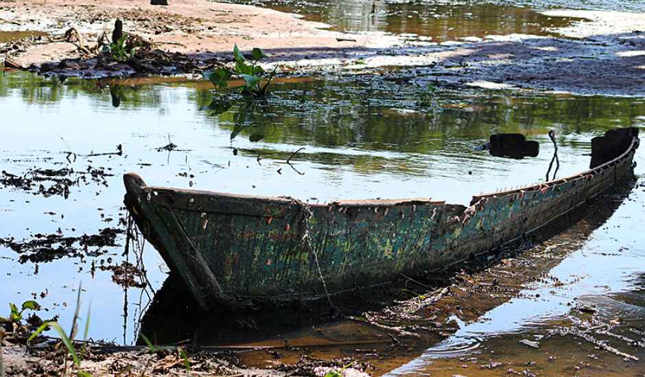 Canoa abandonada no Jupiá