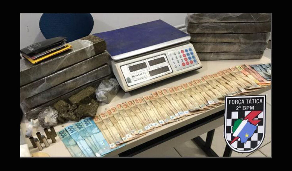 Droga, dinheiro e munição de arma de fogo foram apreendidos na casa que fica no residencial Orestinho