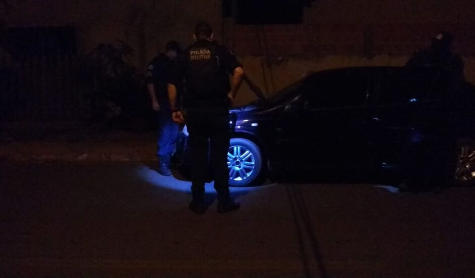 Motorista acelera ao ver viatura da Polícia Militar e abandonado carro após perseguição