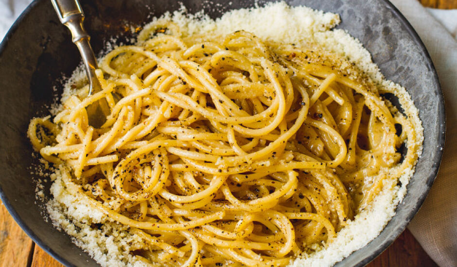 Outra versão da massa é este espaguete com pimenta-do-reino moída e queijo parmesão ralado.