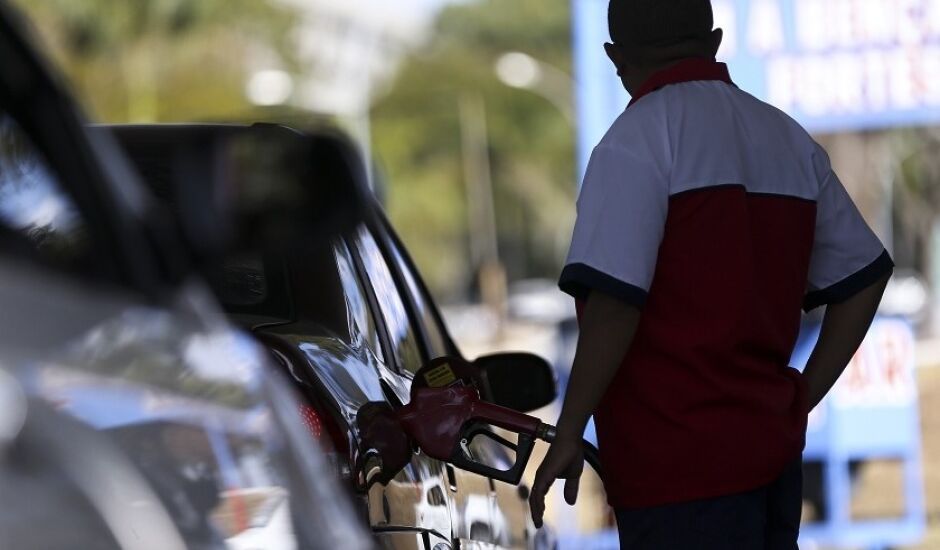 A Petrobras informou nesta terça (22) que vai aumentar o preço do litro da gasolina vendida em suas refinarias.