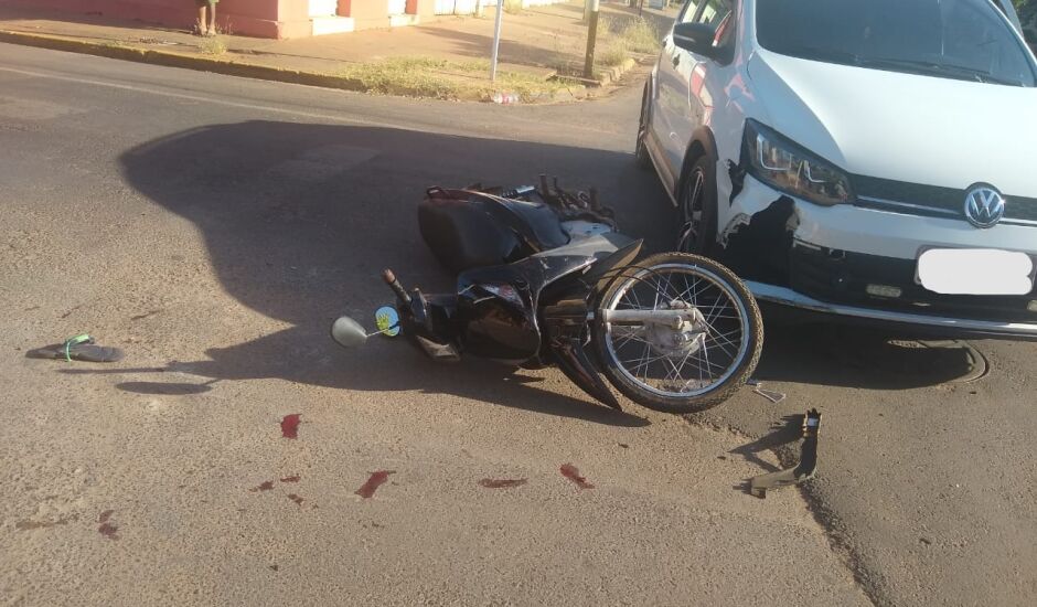 Menores em moto atravessam preferencial sem respeitar placa de pare, causam acidente e um acaba socorrido pelo Samu