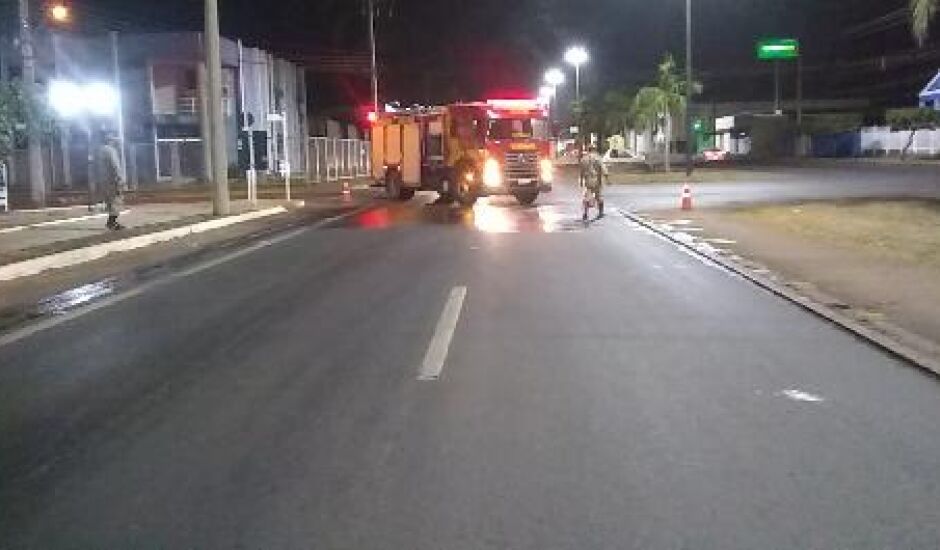 Caminhão derrama liquido fedorento e causa acidentes na avenida Ranulpho Marques Leal e mau cheiro em toda a cidade.