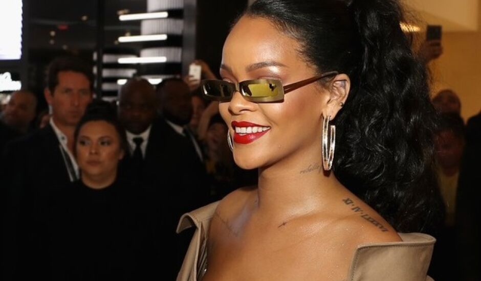 Rihanna quebrou a regra da mistura de metais nos acessórios e arrasou