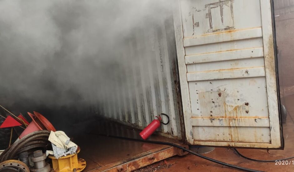 Incêndio em container provocado por maquina de solda mobiliza Corpo de Bombeiros