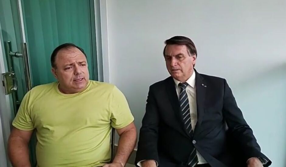 Bolsonaro visita Pazuello e minimiza crise da vacina chinesa