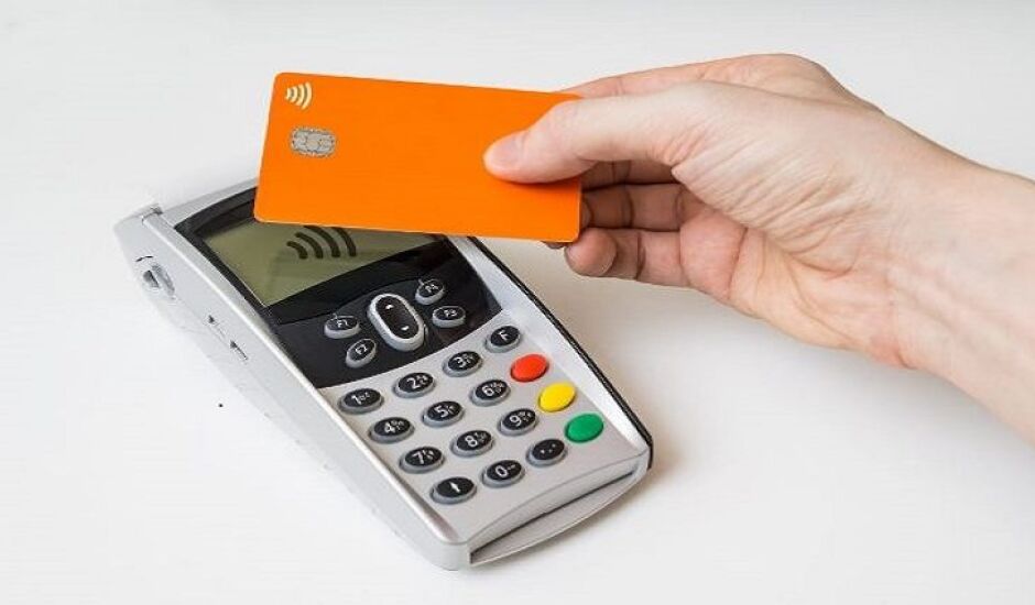 Cartões com a tecnologia NFC permitem que usuários realizem compras apenas aprixomando o cartão da máquina.